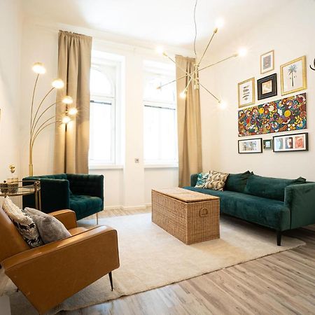 2-Room Apartment On The First Floor With Designer Renovation. Exit To The Courtyard. 15 Minutes To Schloss Schoenbrunn Vienna Exterior photo