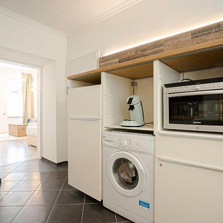 2-Room Apartment On The First Floor With Designer Renovation. Exit To The Courtyard. 15 Minutes To Schloss Schoenbrunn Vienna Exterior photo