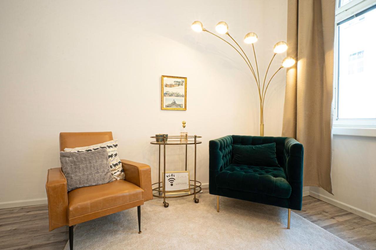 2-Room Apartment On The First Floor With Designer Renovation. Exit To The Courtyard. 15 Minutes To Schloss Schoenbrunn Vienna Exterior photo