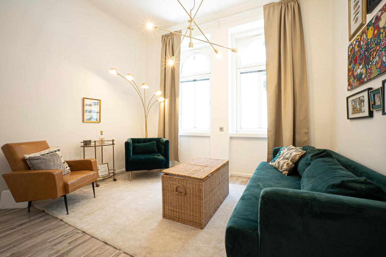 2-Room Apartment On The First Floor With Designer Renovation. Exit To The Courtyard. 15 Minutes To Schloss Schoenbrunn Vienna Exterior photo