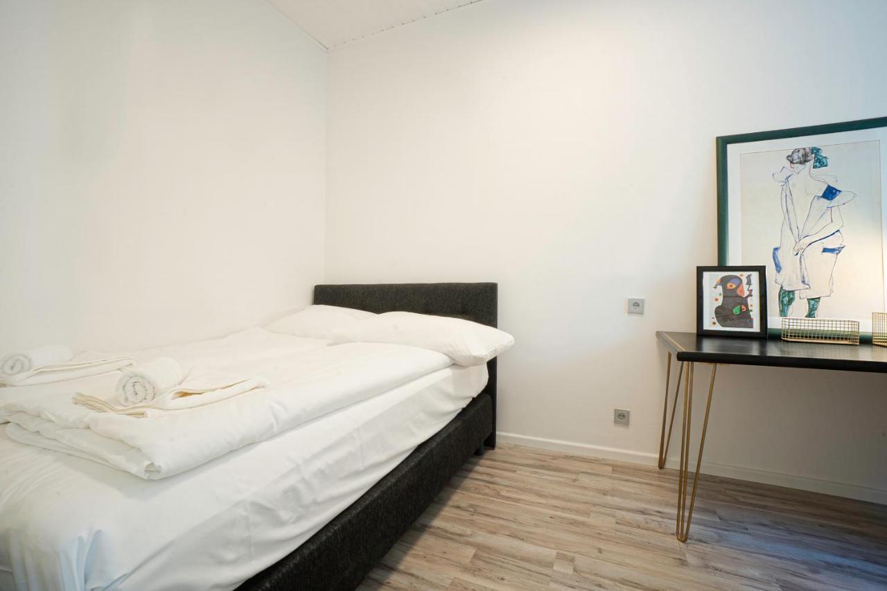 2-Room Apartment On The First Floor With Designer Renovation. Exit To The Courtyard. 15 Minutes To Schloss Schoenbrunn Vienna Exterior photo